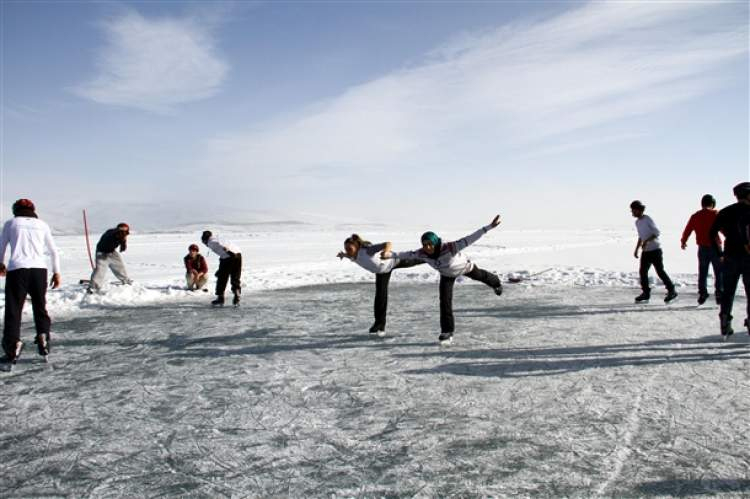 Rüyada Buz Tutmuş Denizde Kaymak Ruyandagor içeride Rüyada Buz Görmek Ne Anlama Geliyor