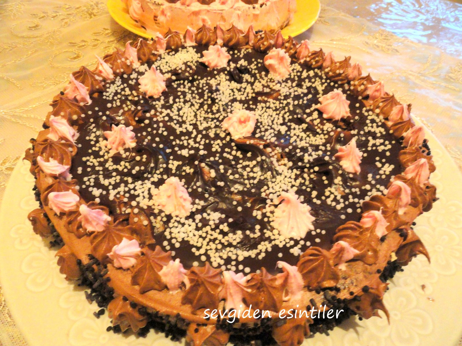 Sevgiden Esintiler: Çikolata Ganajlı Pasta Ve İki Kafadar.. fiçin Rüyada Çikolatalı Pasta Yemek Diyanet